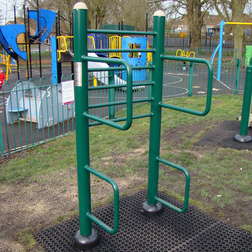 Outdoor Gym Leg Raise