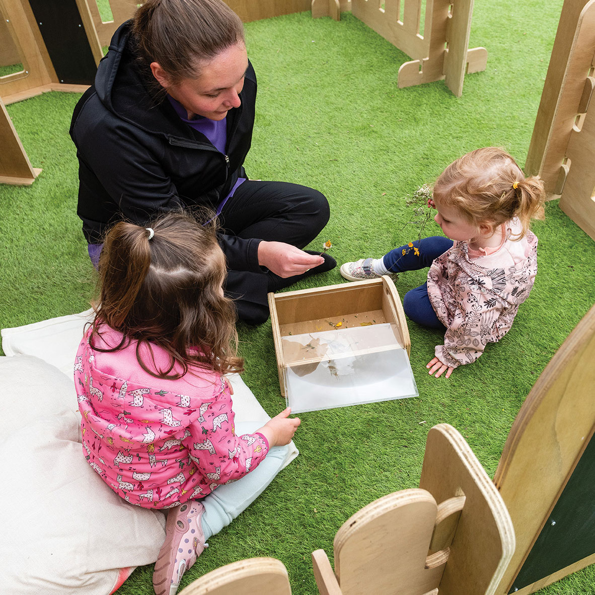 Children's Outdoor Magnifying Carry Box | theClassroom.co